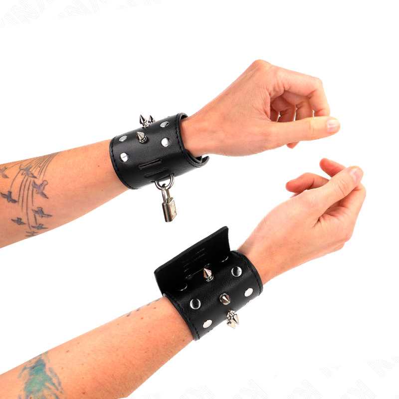MUÑEQUERAS ESTILO PUNK CON PINCHOS 25 X 6 CM