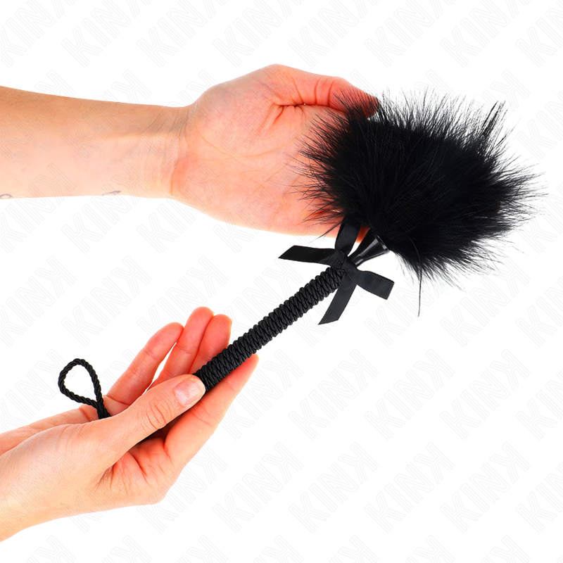MASAJEADOR DE CUERDA DE NAILON CON PLUMAS PARA COSQUILLAS Y LAZO NEGRO 25 CM
