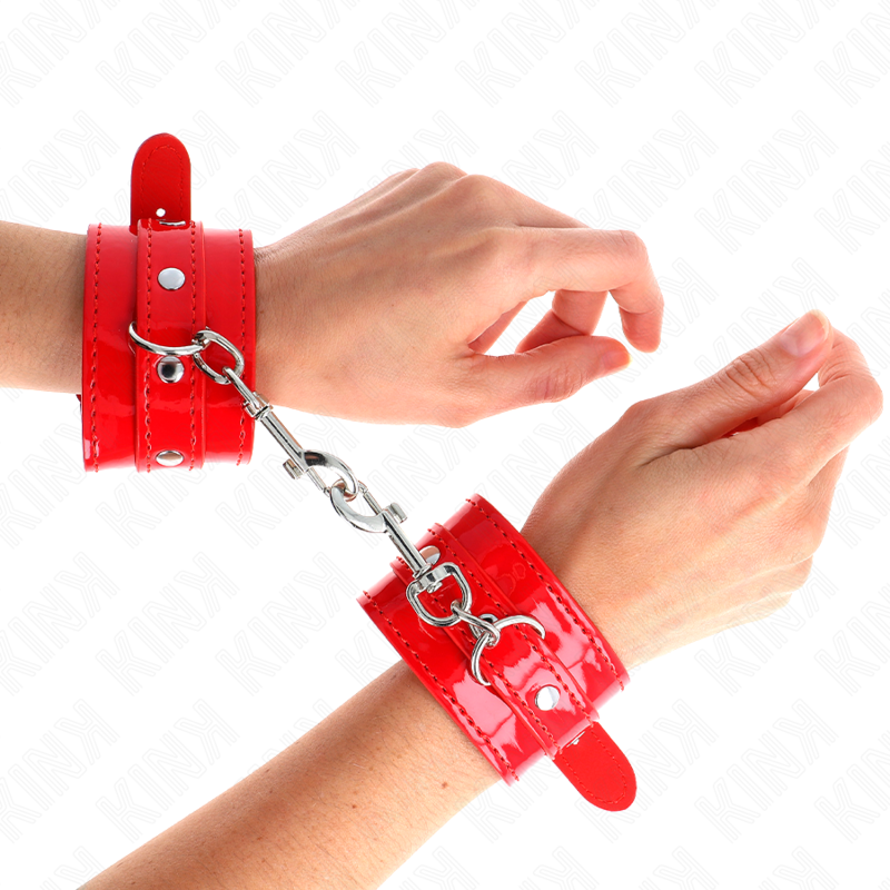MUÑEQUERAS CON TACHUELAS ROJO AJUSTABLE 23-33 CM