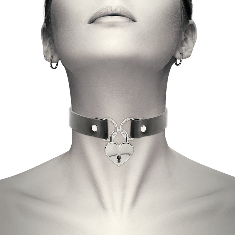 Collar Fetiche de Cuero Vegano con Detalle de Corazón y Llave - Coquette Chic Desire